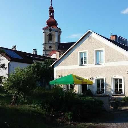 Pension U Milana ดวูร์กราโลเว นัด ลาเบม ภายนอก รูปภาพ